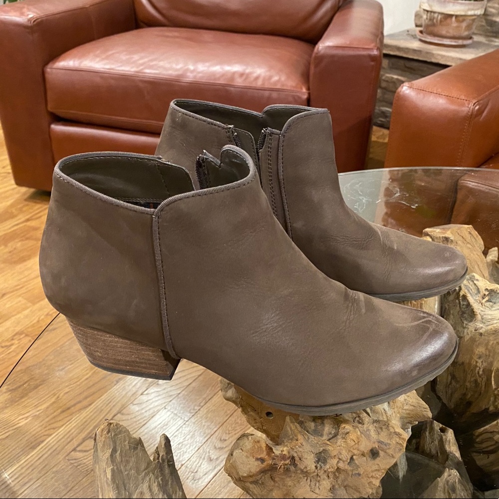 Women’s Blondo Taupe ankle boot size 11